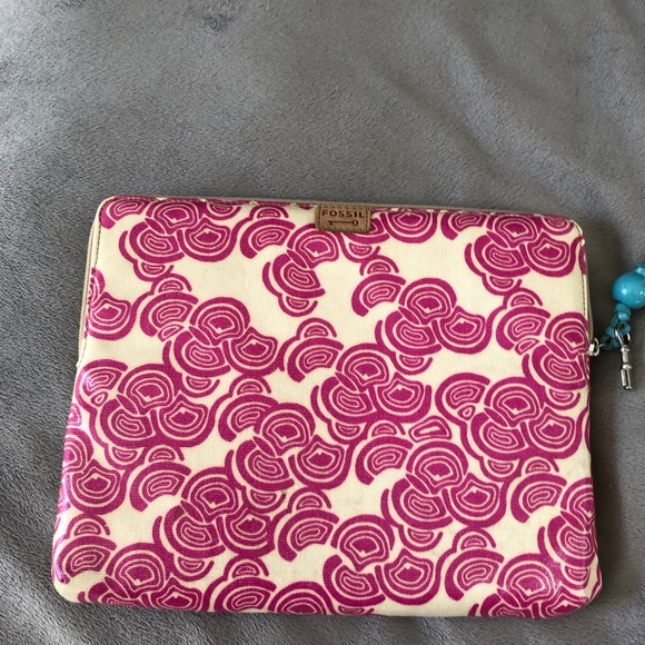 Fossil padded multi print IPad case. - Picture 2 of 7